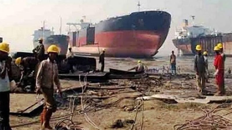 শিপইয়ার্ডে পুলিশের সঙ্গে ডাকাতদের গোলাগুলি, ১০ লাখ টাকার লোহা লুট